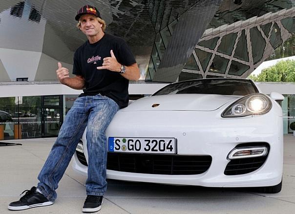 Robby Naish (46), Weltmeister im Windsurfing, mit dem neuen Porsche Panamera vor dem Porsche-Museum in Stuttgart-Zuffenhausen. Foto: Auto-Reporter/Porsche